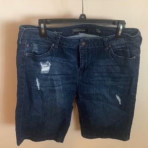 Liverpool Bermuda shorts. Size 14/32